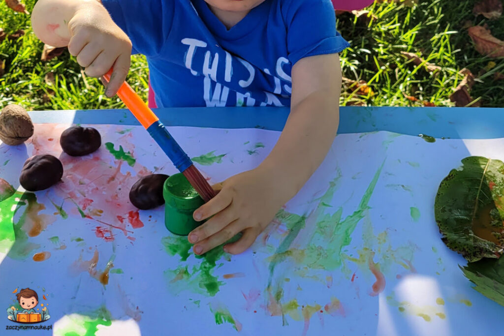 zabawa montessori jesienna malowanie kasztanami odbijanie lisci