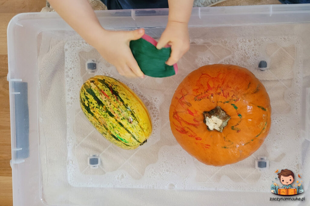 Jesienne zabawy montessori mycie dyni