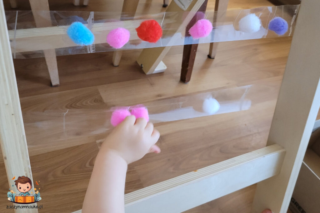 zabawa montessori sensoryczna przesypywanie sortowanie pompony