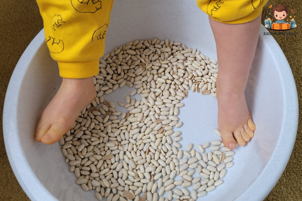 zabawki i pomoce montessori sensoryczne zabawa stopy dotyk