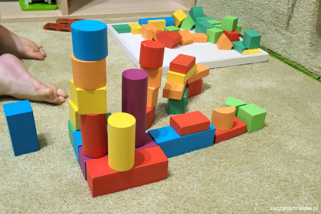 Co kupić półtorarocznemu dziecku klocki drewniane na prezent dla 1.5 rocznego dziecka montessori