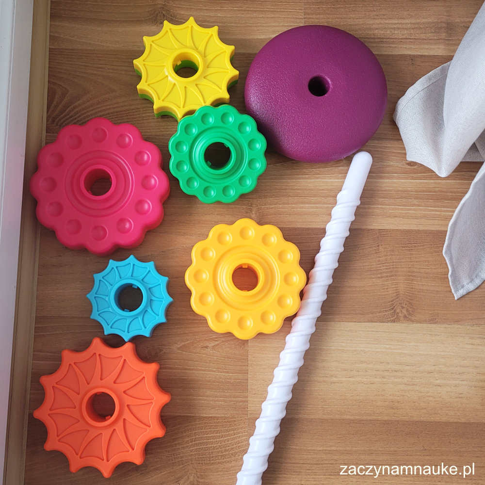 wieza teczowa spin fat brain toys edukacyjna zabawka  Co kupić półtorarocznemu dziecku