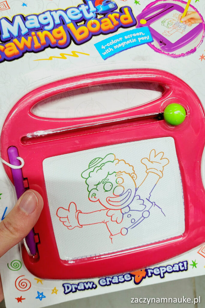 zabawki do samochodu zabawy dla dwulatka trzylatka co robic w aucie tablica magnetyczna