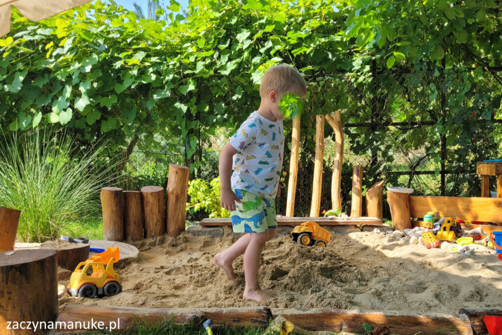 jak zbudowac piasownice diy montessori naturalistyczna naturalna piaskownica z drewna 11